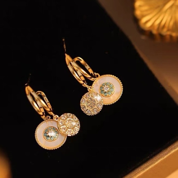 💎 FREE w/bundle❗️ PRICE🔻”Ocean’s Tears” Gold Mother of Pearl Earrings ✨💫 - Picture 2 of 10